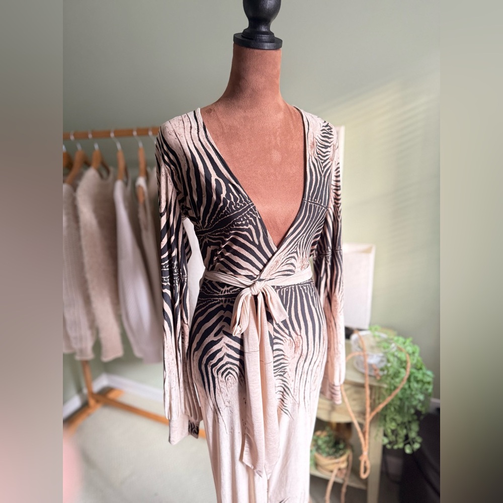 Elegant Black and Cream Jumpsuit - Picture 3 of 13